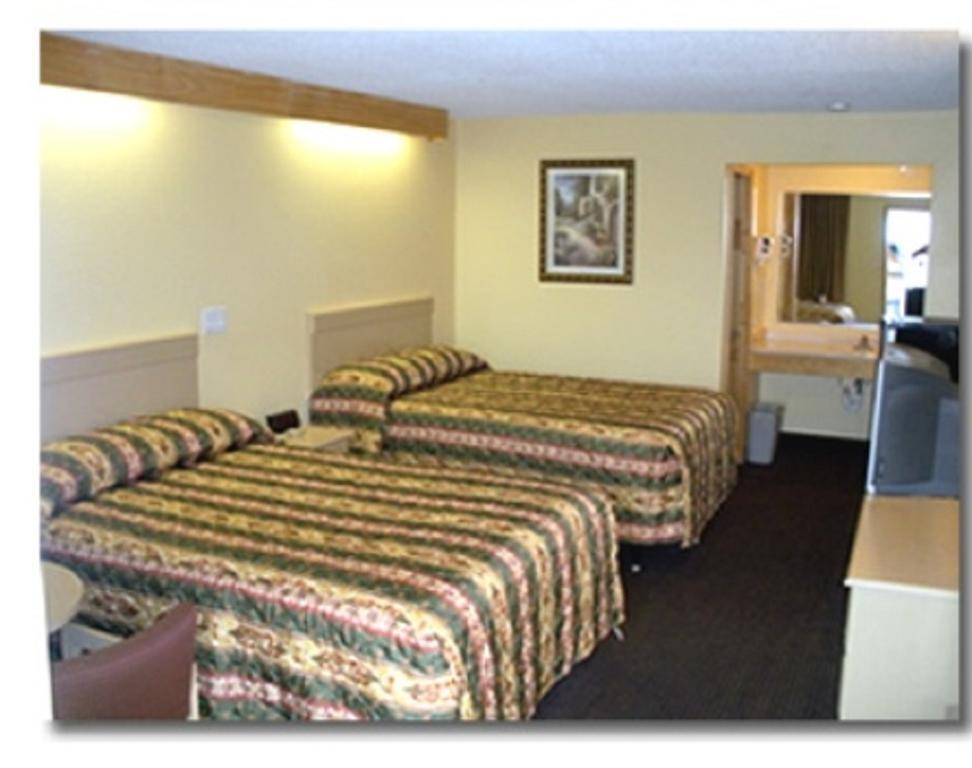 Capewind Waterfront Resort Falmouth Room photo